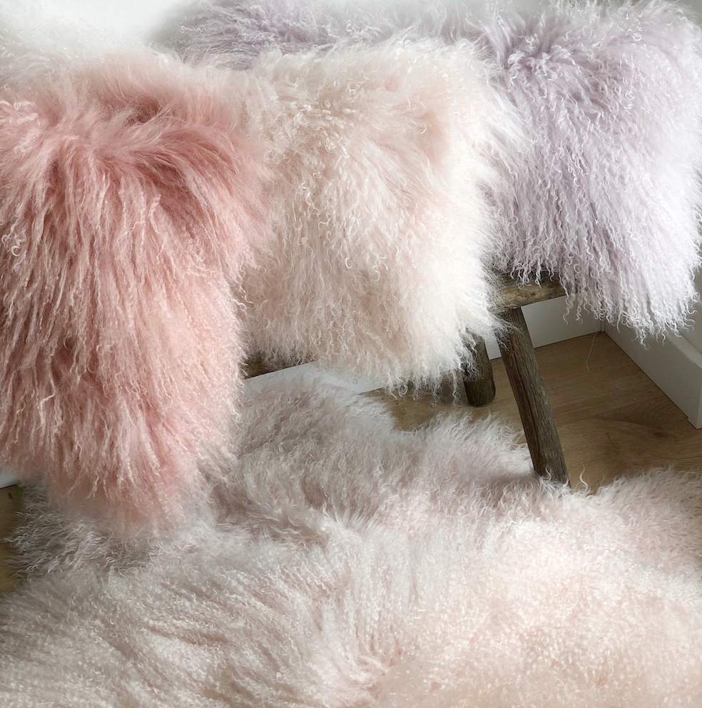 Lammfell Schaffell echt Fell Sitzkissen Stuhlauflage Pad rosa weiß blau  beige – Flourou Luxury Interior Design & Art