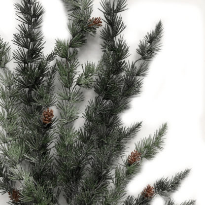 Tannenzweig Pinie Pinienzweig Weihachten Künstlicher Zweig verschneit mit Glitter in weiß 114 cm mit Zapfen Tannenzweig Zapfen grün