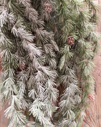 Tannenzweig Pinie Pinienzweig Weihachten Künstlicher Zweig verschneit mit Glitter in weiß 114 cm mit Zapfen