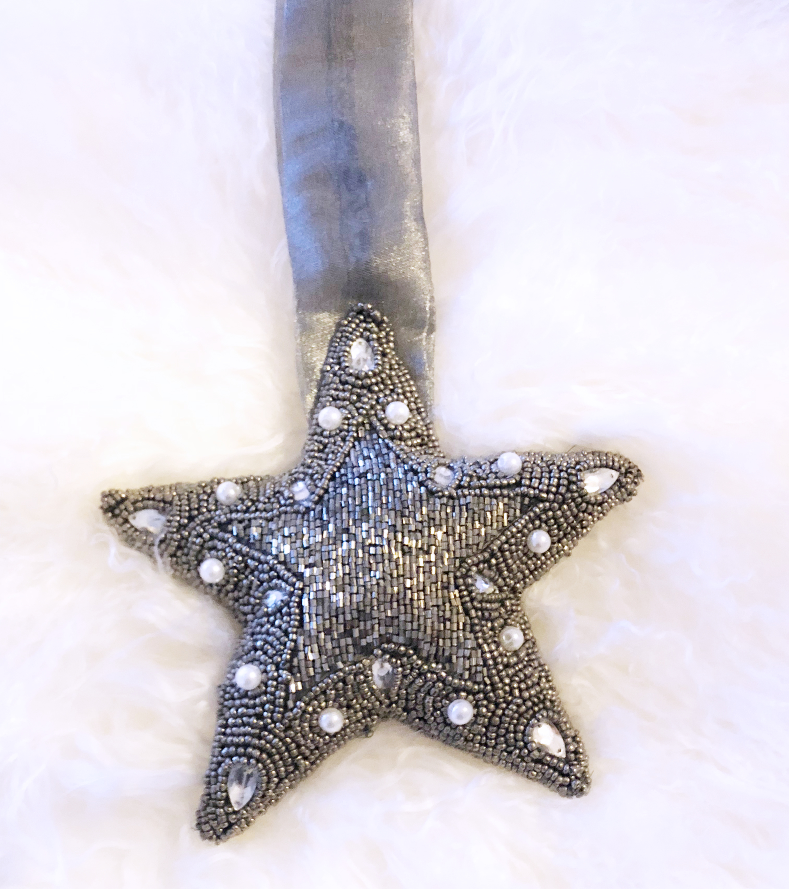 Stern Aufhänger silber grau bestickt mit Perlen Glitter – Flourou
