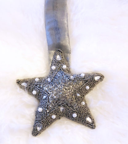 Stern Aufhänger, ein Stern aus Stoff perlenbestickt silber grau zum aufhängen edel verarbeitet, Handarbeit Glasperlen Glitter