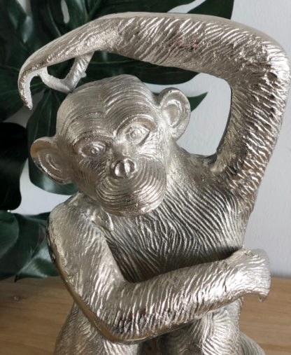 Deko Figur Affe silber Schimpanse Aluminium Silber Metall sehr schwer Handarbeit sehr groß 31,5 cm Affe mit Arm über dem Kopf Skulptur Affe