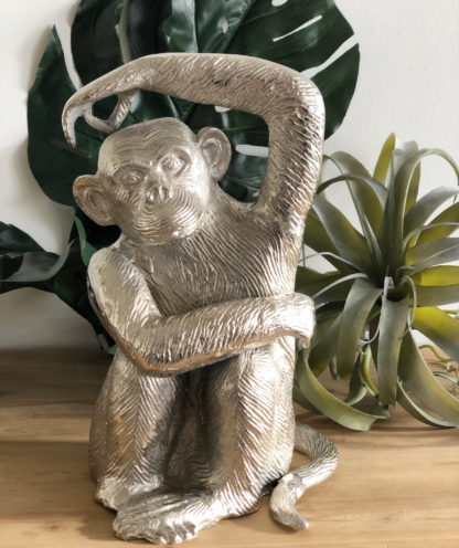 Deko Figur Affe silber Schimpanse Aluminium Silber Metall sehr schwer Handarbeit sehr groß 31,5 cm Affe mit Arm über dem Kopf Skulptur Affe