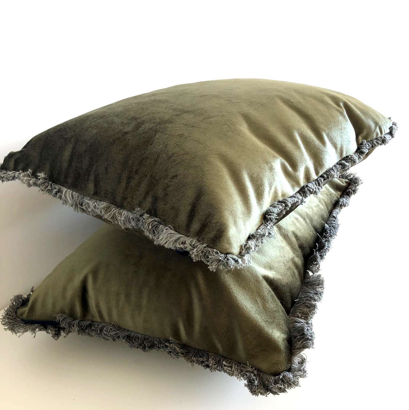 Kissen Samt oliv grün Moos mit Fransen 45×35 cm – Flourou Luxury Interior Design & Art