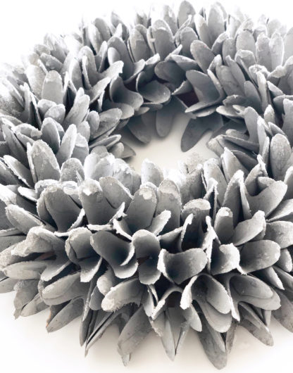 Kranz Naturkranz aus Holzblättern Blütenblättern in silber grau mit Glimmer Staub Ø36 cm Türkranz Wandkranz
