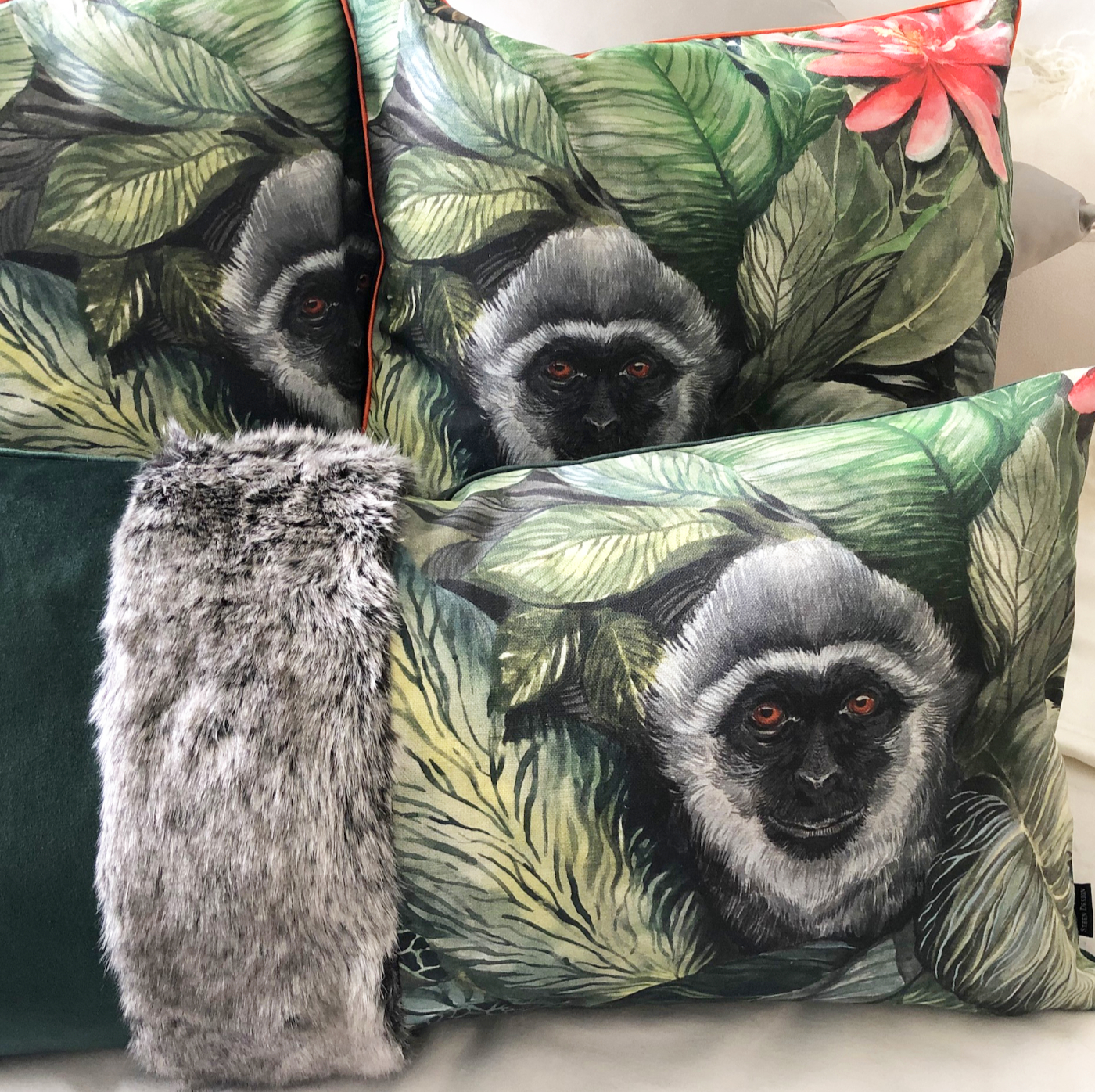 Kissenhülle grün grau Affe Judy Art Flourou Exotische & Blumen Design – Interior Luxury Dschungel