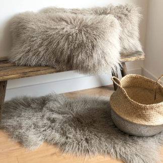 Kissen Tibet Lammfell beige creme Naturton mongolisches Schaffell taupe sehr weich Kinderzimmer Fell Lammfell echt Leder von Auskin kuschelig weich Kamin Weihnachten Kuschelecke Überwurf für Sofa Couch sehr weich Teppich Langflor