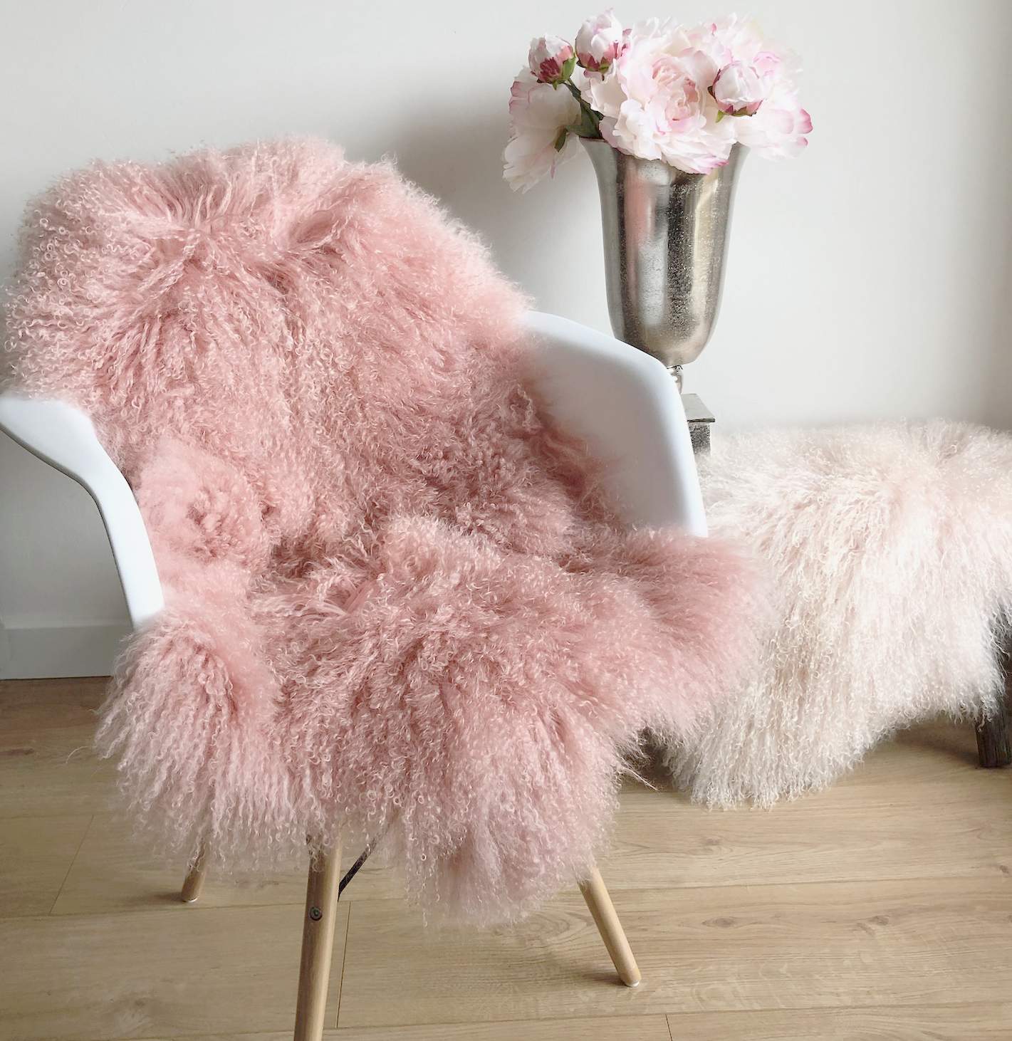 Tibet Lammfell Bonbon rosa super weich 95 cm – Flourou Luxury Interior  Design & Art