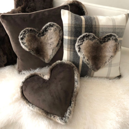 KISSEN HERZ SAMT BRAUN MIT WEBPELZ FELLIMITAT TAUPE HERZKISSEN KISSEN MIT MOTIV HERZ IN FELL TAUPE SAMT HERZ CHALETKISSEN LANDHAUS WEIHNACHTEN ZUM KUSCHELN WEICH
