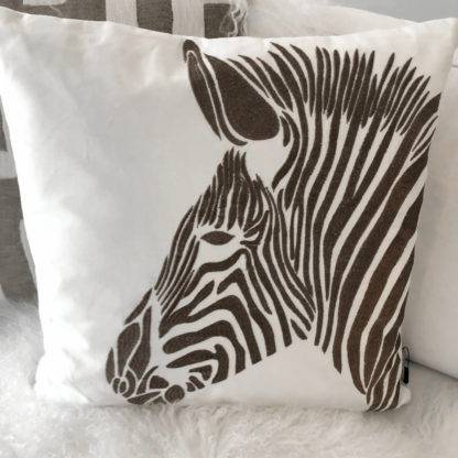 Kissen Zebra weiß braun beige animal print Dekokissen Motiv Zebra Zebrakopf edel bestickt Viskose Cotton Kissen gestreift von Colmore