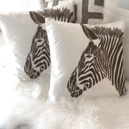Kissen Zebra weiß braun beige animal print Dekokissen Motiv Zebra Zebrakopf edel bestickt Viskose Cotton Kissen gestreift von Colmore