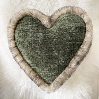 Kissen Herzform grün Dekokissen Herzkissen Form Herz Samt und Fell edel steen design grün mit Webpelzkante Fell taupe