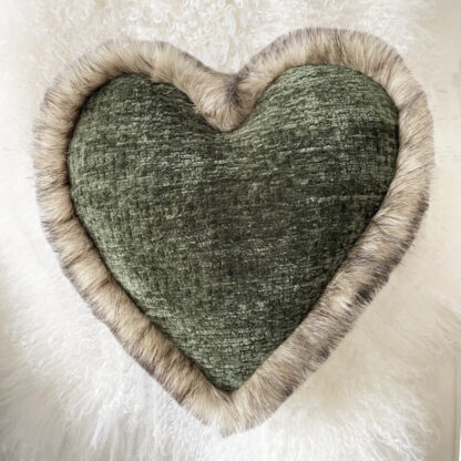 Kissen Herzform grün Dekokissen Herzkissen Form Herz Samt und Fell edel steen design grün mit Webpelzkante Fell taupe