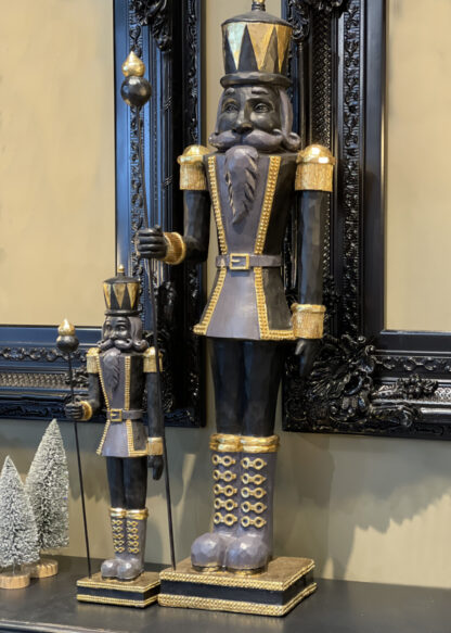 Dekofigur Nussknacker gold schwarz edel auf Sockel mit Stab Weihnachtsdekoration Nussknacker XXL 90 cm und 50 cm
