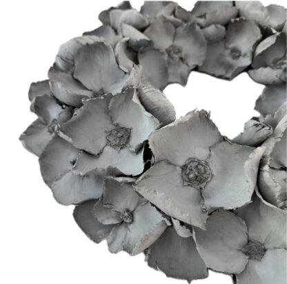 Kranz Naturkranz Palm Blume Blüte hell grau grey mist edel Wandkranz Türkranz von Couronne