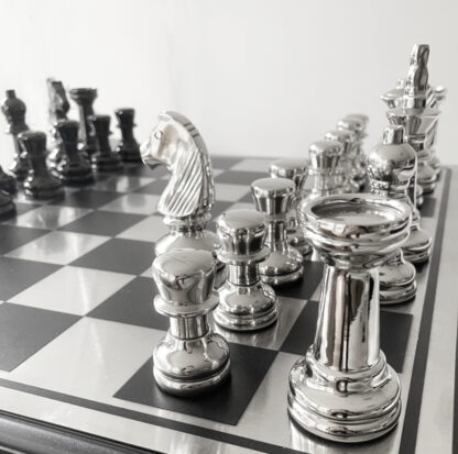 Schachbrett schwarz silber modern edel Schachspiel Metall Aluminium Holz 65 cm mit Figuren Spiele Tischspiele Schachspiel