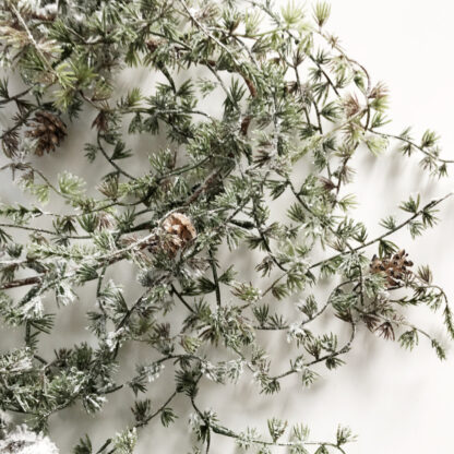 Tannenzweig Pinie Pinienzweig Weihachten Künstlicher Zweig verschneit mit Glitter in weiß 140 cm mit Zapfen Dekotannenzapfen Weihnachten Dekoration