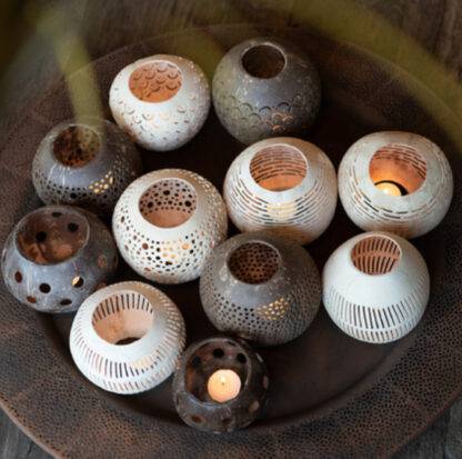 Teelichthalter weiß Windlicht Motiv Seeigelform Teelicht Kokosnuss mit Löchern Sommerdekoration Maritim Meerestiere Seeigel