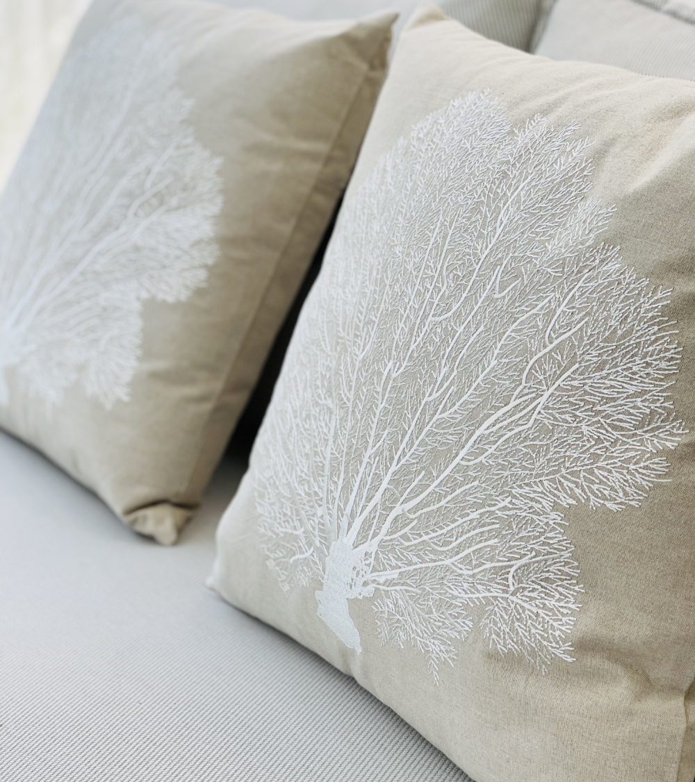 Deko-Kissen Koralle beige weiß bestickt 50 cm – Flourou Luxury Interior  Design & Art | Dekokissen