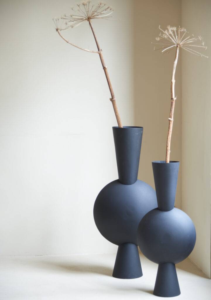 DEKO Vase schwarz matt Metall oval rund 39 cm Flourou Luxury Interior