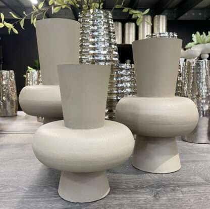 Dekovase tauoe beige modern rund modernes Design Metall Vase Blumenvase Dekovase