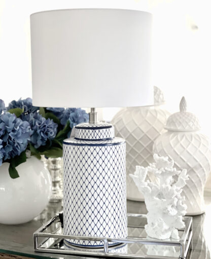 Tischlampe blau weiß feines Muster edel Keramik glasiert 66 cm groß rund Hampton Interior maritim mit weißem Lampenschirm