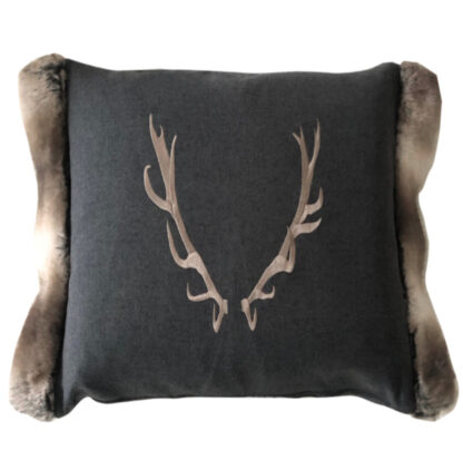 Chalet Kissen Hirschgeweih grau anthrazit mit besticktem Hirschgeweih 45 cm Dekokissen Hirschgeweih bestickt grau taupe und Webpelz Fell Kuschelkissen Jäger Hirsch Hirschgeweih auf Jagd Herbst und Winterdekoration steen design