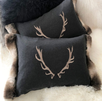 Chalet Kissen Hirschgeweih grau anthrazit mit besticktem Hirschgeweih 45 cm Dekokissen Hirschgeweih bestickt grau taupe und Webpelz Fell Kuschelkissen Jäger Hirsch Hirschgeweih auf Jagd Herbst und Winterdekoration steen design