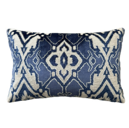 Kissen Motiv Kelim Samt Struktur creme beige mit blau 40x60 cm von steen design edel luxuriöses Kissen