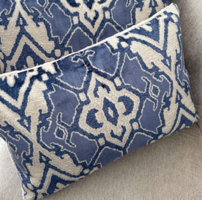 Kissen Motiv Kelim Samt Struktur creme beige mit blau 40x60 cm von steen design edel luxuriöses Kissen