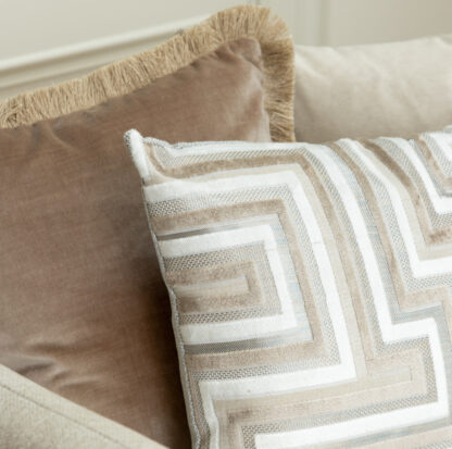 Kissen beige creme taupe modernes Design modernes Muster edel Luxus Kissen Austen 43 cm von scatter box
