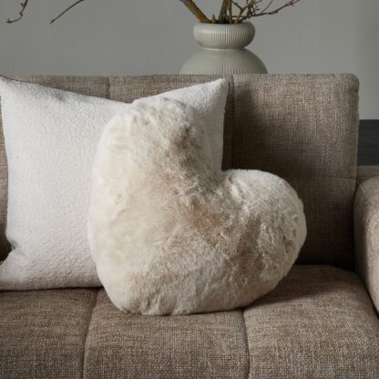 Kissen Herz Webpelz weiß creme Herzkissen Heather aus Fellimitat edel extra weich von Riviera Maison
