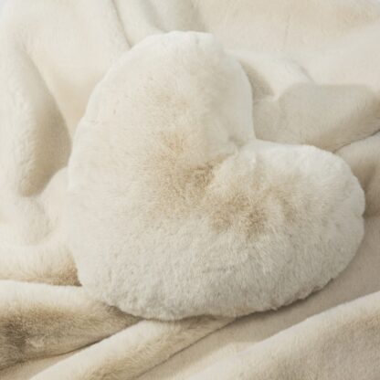 Kissen Herz Webpelz weiß creme Herzkissen Heather aus Fellimitat edel extra weich von Riviera Maison Herbst und Winterdekoration Weihnachten