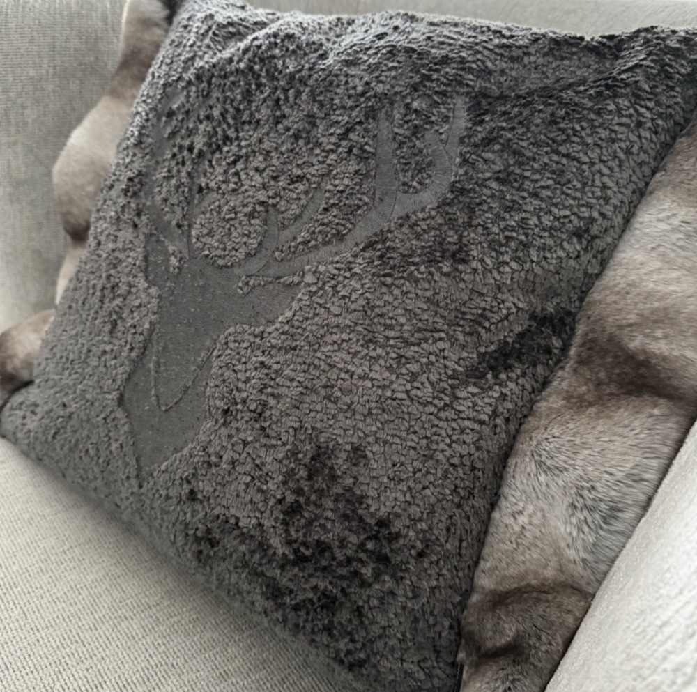 Kissen Dekokissen Hirsch Hirschgeweih Hirschkof braun mit Fell Webpelz beige taupe bestickt Hirschkopf edel Steen design Jäger Herbstdekoration Chalet Fellkissen