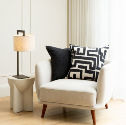 Kissen schwarz weiß modernes Design Kissen Zephyr von scatter box edel modern geometriscjes Design