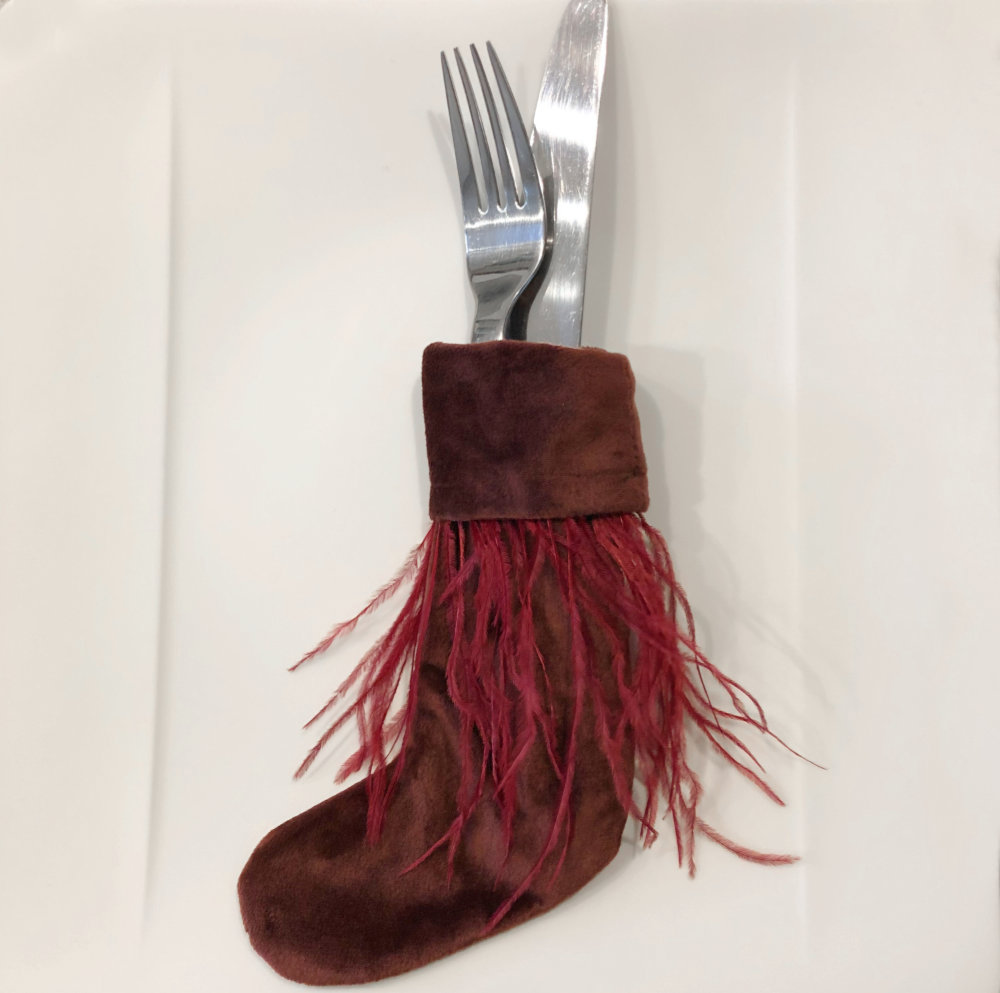 Nikolausstiefel klein Weihnachtsstiefel rosa rot taupe Dekohänger Socke Weihnachtsstrumpf Weihnachtssocke Samt in rosa taupe beige rot Bordeauxrot mit echten Federn Samtstiefel Samt Weihnachtsstiefel Kaminstiefel Samt Aufhänger Stiefel Nikolaus Santa Claus Weihnachten Kamin