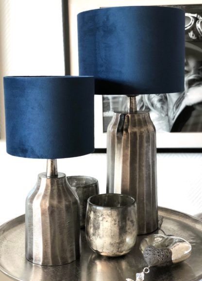 Tischlampe Timi bronze silber schwarz Metall Vintage Retro Lampenschirm petrol blau Samt Velour Petrol blau von der Marke Light and Living