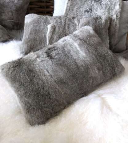 Luxus Kissen echt Fell Hasenfell Kaninchenfell Rabbit echt Leder grau weiß 35x50 cm
