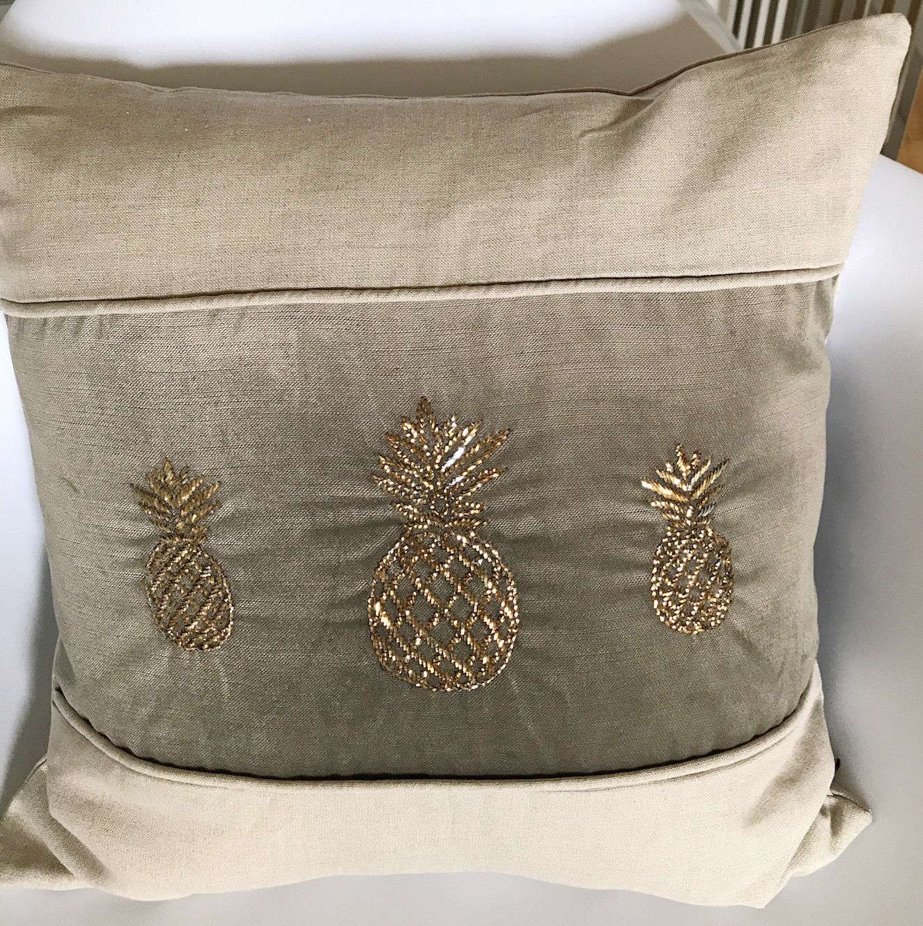 Luxus Kissenhülle Leinen beige taupe Interior mit Design 40 Ananas – Luxury cm Art Flourou goldener & bestickter